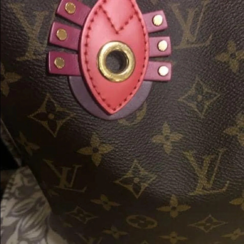 Limited Edition Totom Neo Neverall and pouch. - Picture 4 of 12